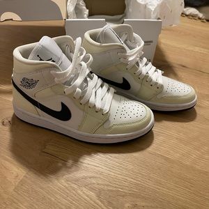 wmns air jordan 1 mid. size 5.5. coconut color